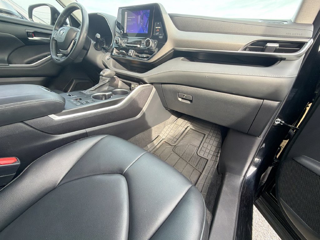 Used 2024 Toyota Highlander XLE FWD image 32