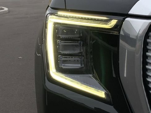 Used 2022 GMC Yukon XL Denali image 9