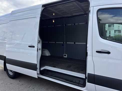 Used 2024 Mercedes-Benz Sprinter 2500 image 7