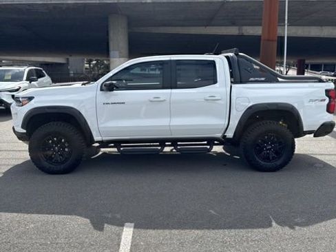 Used 2025 Chevrolet Colorado ZR2 w/ Midnight Edition image 8