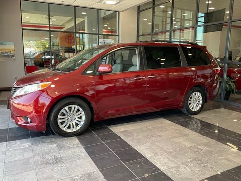Used 2015 Toyota Sienna XLE FWD image 3