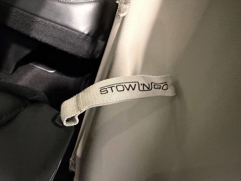 Used 2023 Chrysler Pacifica Touring-L FWD image 10
