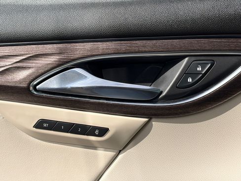 Used 2022 Buick Envision Avenir w/ Technology Package II FWD image 19