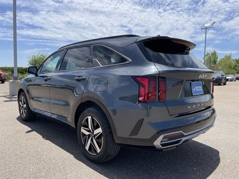 Used 2022 Kia Sorento EX w/ Panoramic Sunroof Package image 4