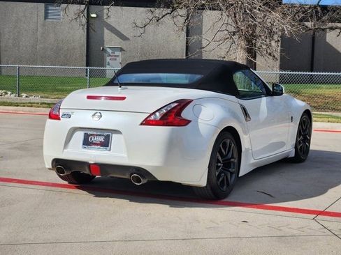 Used 2018 Nissan 370Z Roadster image 14