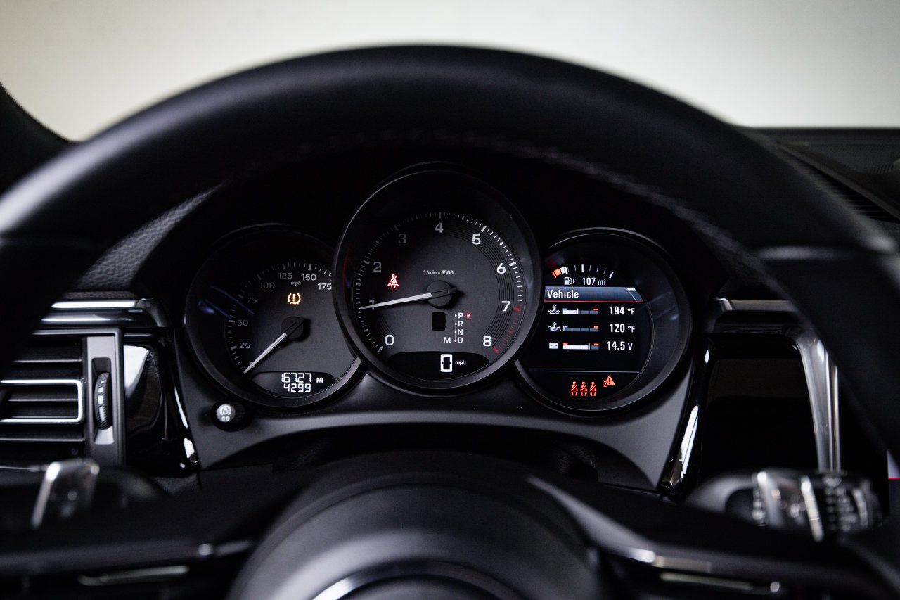 Certified 2025 Porsche Macan AWD/4WD image 15