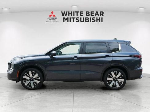 Used 2025 Mitsubishi Outlander AWD image 3