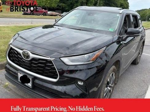 Used 2021 Toyota Highlander XLE AWD/4WD image 3