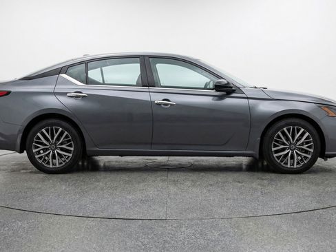 Used 2025 Nissan Altima 2.5 SV FWD image 11