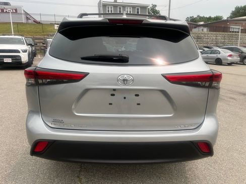 Used 2023 Toyota Highlander XLE AWD/4WD image 5