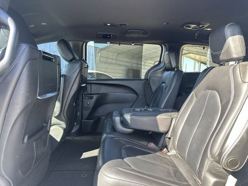 Used 2020 Chrysler Pacifica Touring-L Plus w/ S Appearance Package FWD image 23