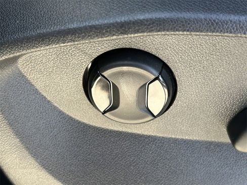 Used 2022 Volkswagen Tiguan SE image 27