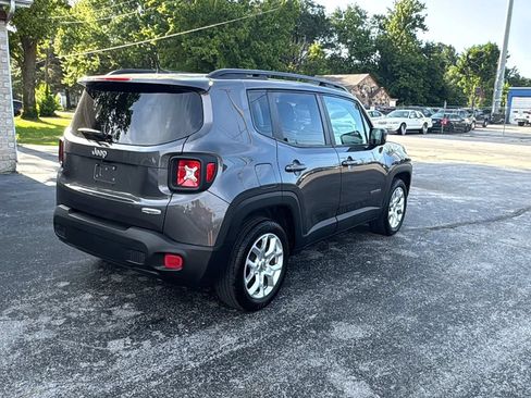 Used 2017 Jeep Renegade Latitude FWD image 8
