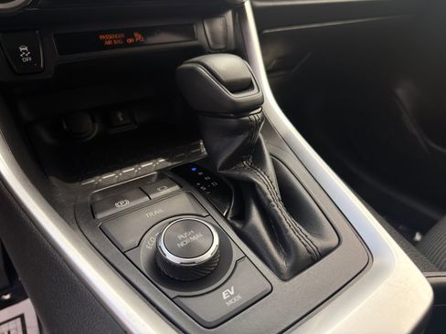 Used 2020 Toyota RAV4 LE AWD/4WD image 35