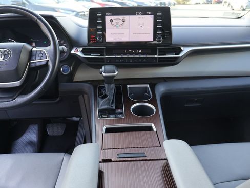 Used 2024 Toyota Sienna XLE image 25