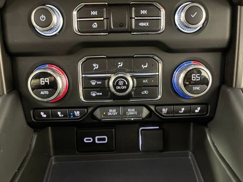 Used 2024 GMC Yukon XL AT4 w/ Technology Package AWD/4WD image 29