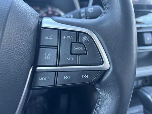 Used 2022 Toyota Highlander XLE AWD/4WD image 15