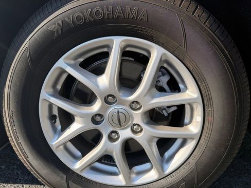 Used 2024 Chrysler Pacifica Touring-L FWD image 11