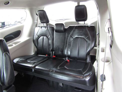 Used 2024 Chrysler Pacifica Touring-L image 6