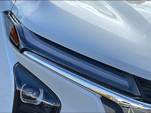 Used 2025 Chevrolet Trax LT w/ Sunroof Package FWD image 28