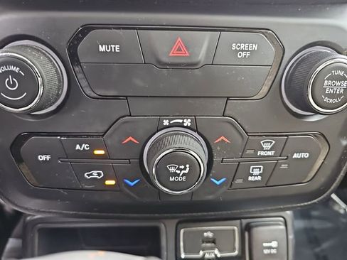 Used 2019 Jeep Renegade Latitude FWD image 24