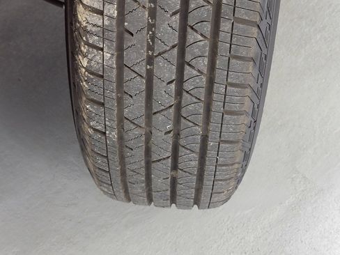 Used 2023 GMC Acadia SLE w/ Driver Convenience Package image 13