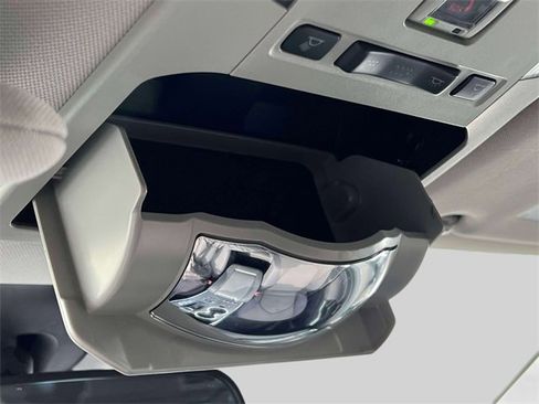 Used 2021 Toyota Highlander LE image 29