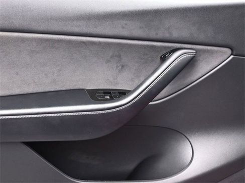 Used 2021 Tesla Model Y Long Range image 11