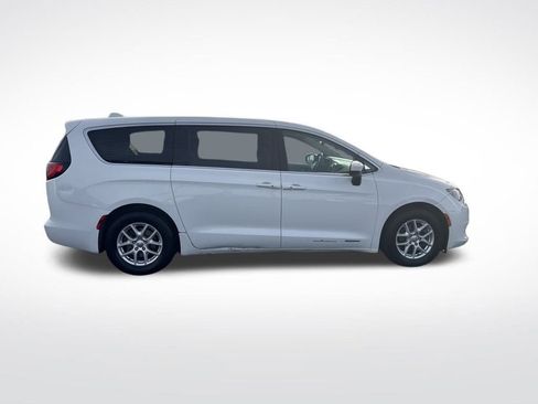 Used 2017 Chrysler Pacifica Touring image 6