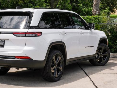 Used 2023 Jeep Grand Cherokee Altitude image 17