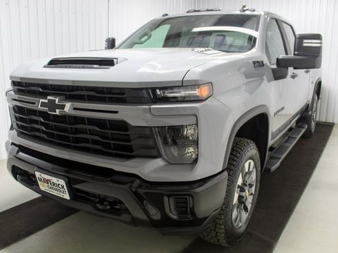 Used 2024 Chevrolet Silverado 2500 Custom w/ Custom Value Package image 3