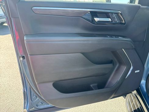 Used 2025 Chevrolet Suburban Premier AWD/4WD image 12