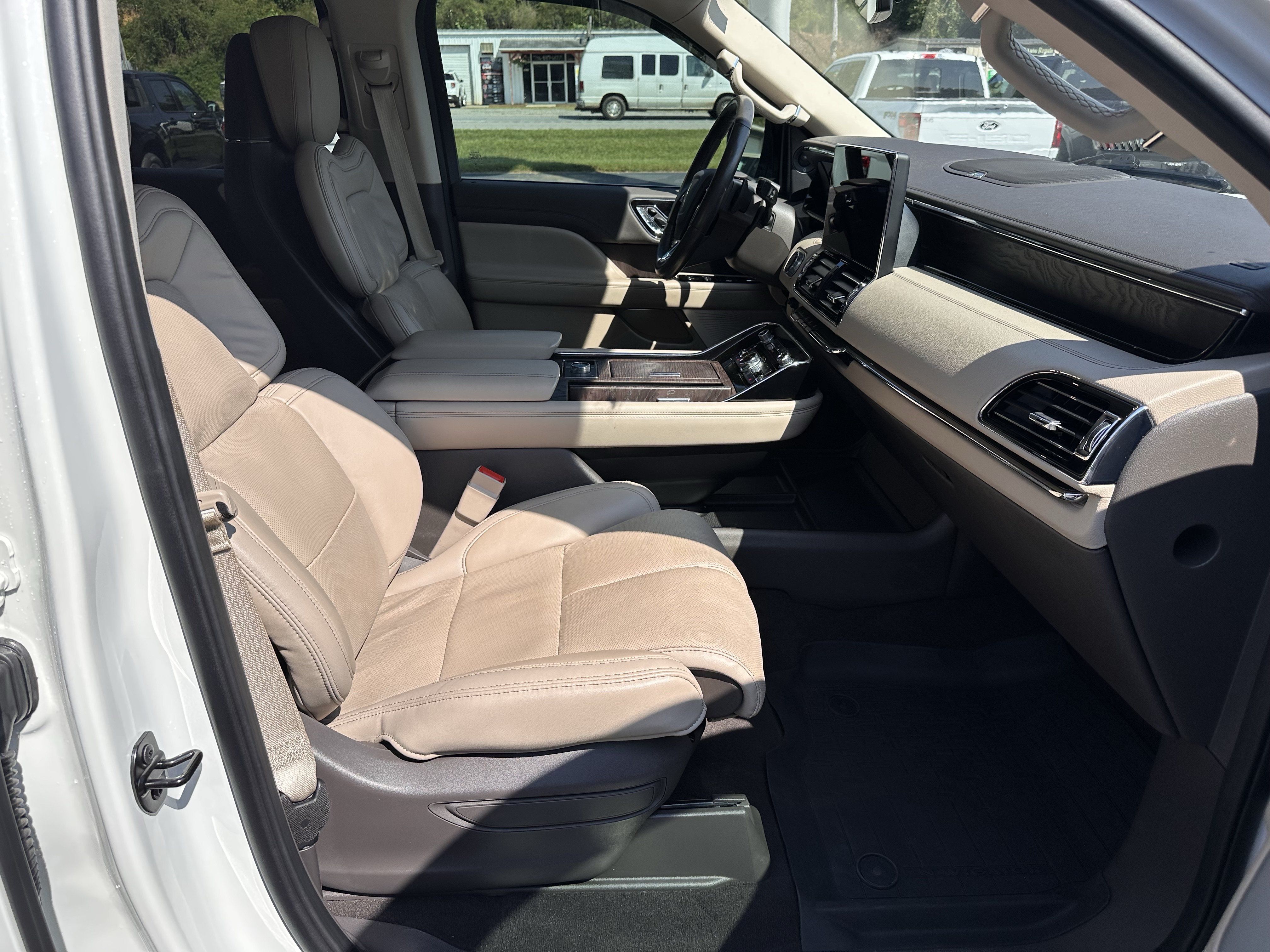 Used 2024 Lincoln Navigator L Reserve AWD/4WD image 15