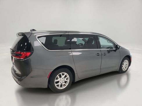 Used 2023 Chrysler Pacifica Touring-L image 5