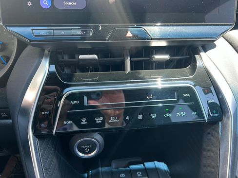 Used 2023 Toyota Venza XLE image 15