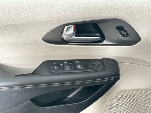 Used 2024 Chrysler Pacifica Touring-L image 25