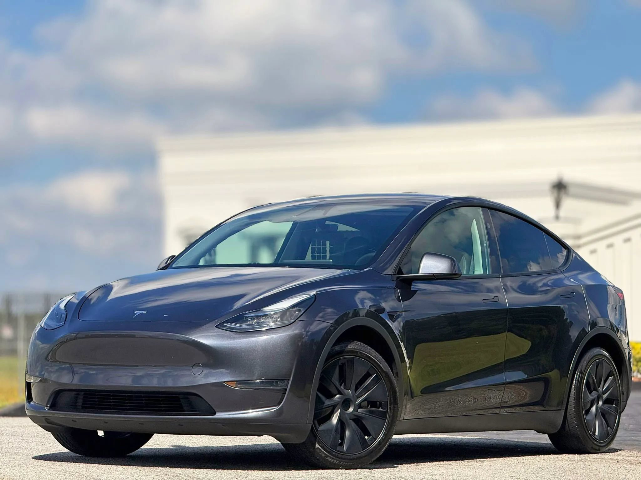 Used 2024 Tesla Model Y Long Range AWD/4WD image 1