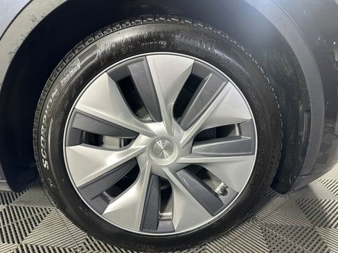 Used 2024 Tesla Model Y Long Range AWD/4WD image 17