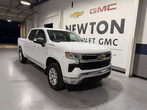 Used 2024 Chevrolet Silverado 1500 LT image 2