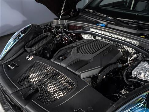 Certified 2026 Porsche Macan AWD/4WD image 17