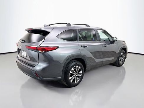 Used 2023 Toyota Highlander XLE image 7