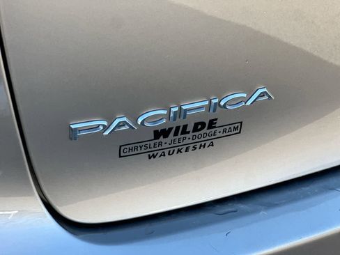 Used 2018 Chrysler Pacifica Touring-L image 18