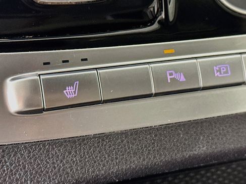 Used 2023 Kia Carnival EX FWD image 25