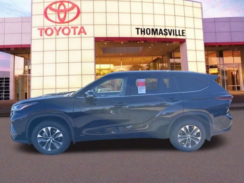 New 2025 Toyota Highlander XLE image 8