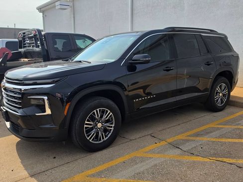 Used 2025 Chevrolet Traverse LT FWD image 23