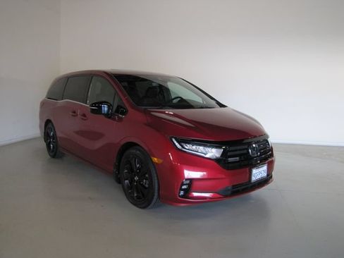 Certified 2023 Honda Odyssey Sport image 3