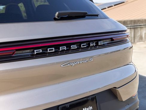 Certified 2025 Porsche Cayenne S AWD/4WD image 24