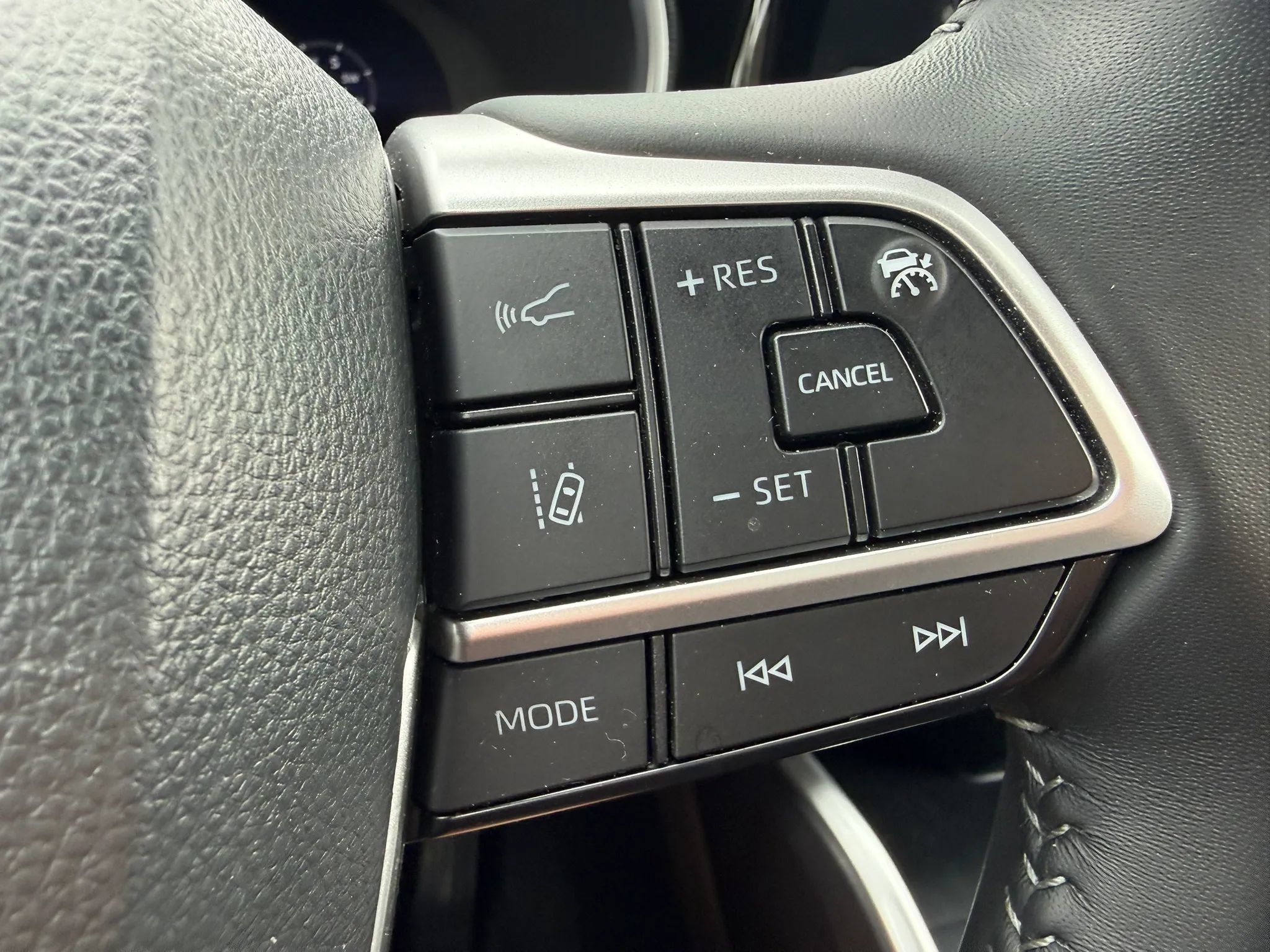 Used 2025 Toyota Highlander XSE AWD/4WD image 26