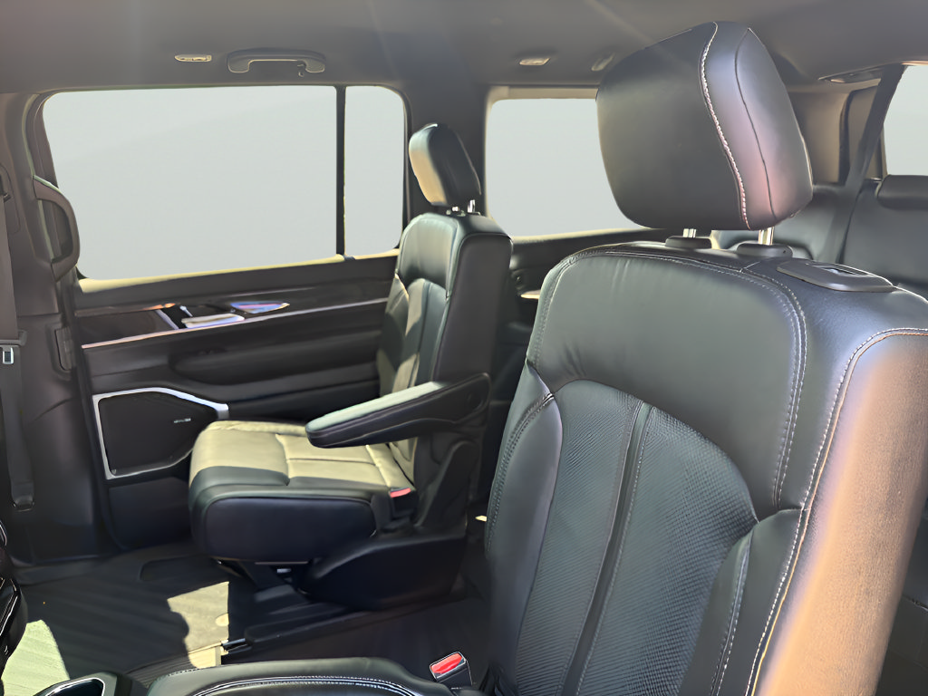 Used 2022 Jeep Wagoneer Series III w/ Flexible Seating Group AWD/4WD image 37