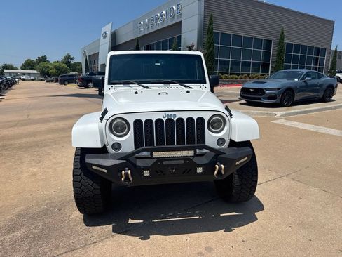Used 2015 Jeep Wrangler Unlimited Sahara w/ Connectivity Group AWD/4WD image 2